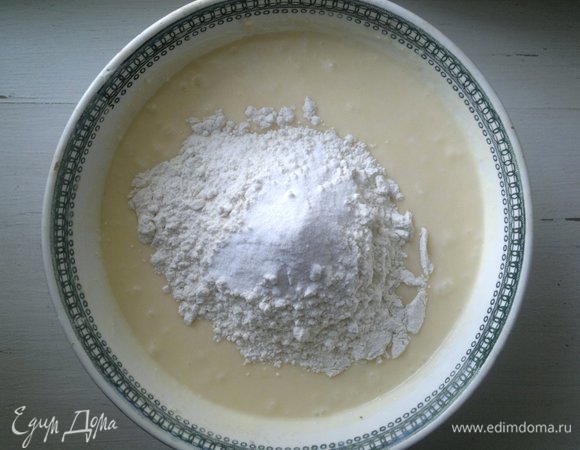 Порциями всыпать просеянную муку с содой, замесить тесто.