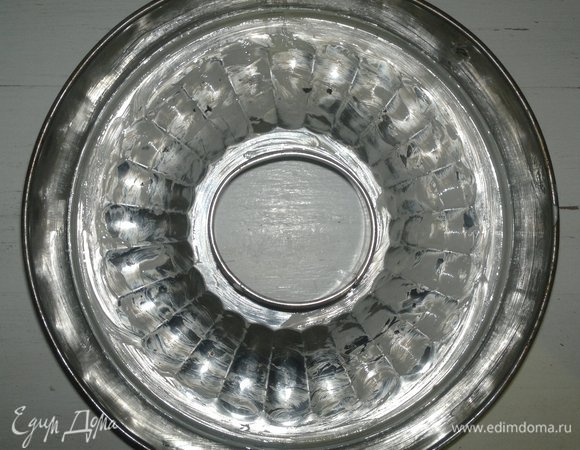 Разъемную форму-кольцо смазать сливочным маслом.