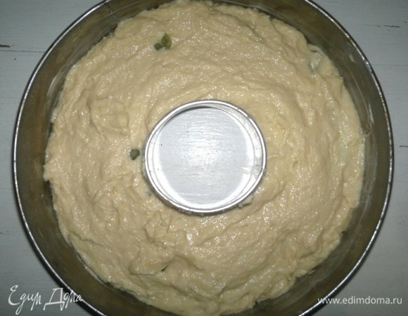 Выложить тесто в форму. Поставить в духовку, разогретую до 180°C, на 40–45 минут. Ориентируйтесь при выпечке на свою духовку. Готовность проверить деревянной палочкой. Если выходит сухой из кекса, значит — готово.