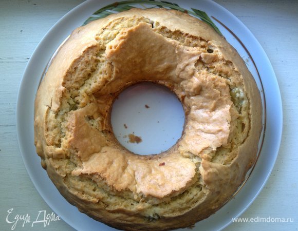 Кекс готов. Достать форму из духовки, снять кольцо и дать кексу остыть на решетке.