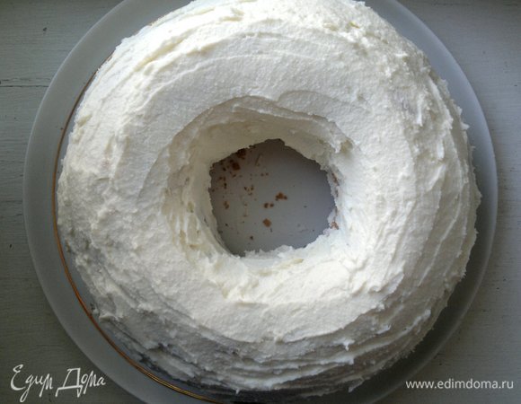 Остывший кекс смазать творожно-сметанным кремом.