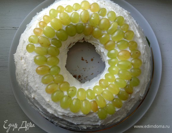 Половинки виноградин уложить на кекс рядами по кругу.