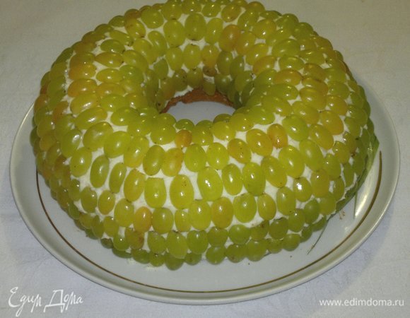 Кекс с виноградом готов. Мне потребовалось для украшения 334 половинки виноградин, т.е. 167 целых виноградин. Можно поставить кекс в холодильник на 1 час, а можно и сразу подать к столу. Крем хорошо держит форму и без охлаждения.