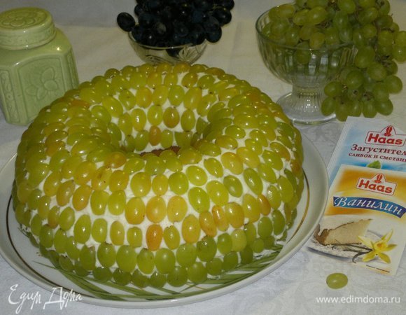 Кекс с виноградом подать к чаю или кофе.