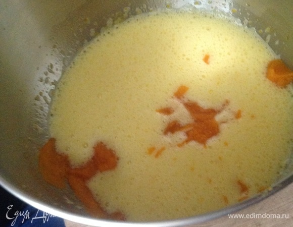 Взбить яйца с сахаром миксером, затем добавить тыквенное пюре и ещё немного взбить миксером.