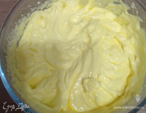 Теперь готовим творожный крем. Смешаем миксером до однородной массы творожный сыр, сахарную пудру, ванилин, крахмал и яйца. Кладём полученный крем в кондитерский мешок.