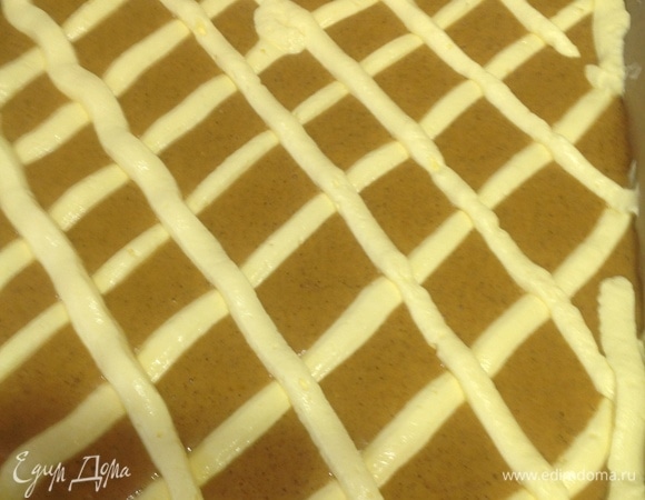 Рисуем диагонали кремом на бисквите. Выпекаем пирог в духовке 30- 35 минут при 185 градусах.