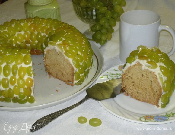 Разрезать кекс на порции. Прошу к столу! Угощайтесь! Приятного аппетита!