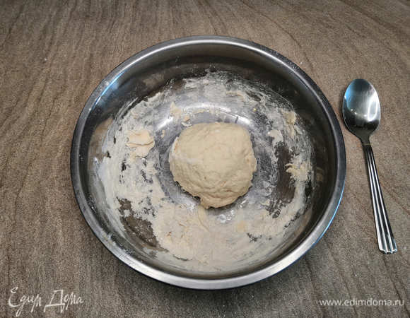 Муку насыпаем в миску, делаем ямку, солим (2–3 щепотки), вливаем воду и начинаем месить, пока не получится плотный комок эластичного теста. Если у вас что-то не получается, месите еще. Слишком жидкое? Добавьте муки. Слишком сухое? Добавьте воды. Тесто заворачивайте в пакет и отправляйте в холодильник на 40 минут.