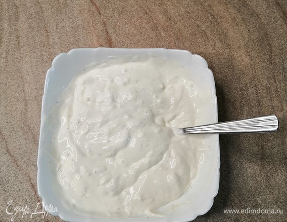 Делаем соус. Измельчаем чеснок (2–3 дольки), в моем случае я использую терку. Если у вас есть чеснокодавилка, воспользуйтесь ей. Если нет ни того, ни другого, воспользуйтесь ножом. Далее чеснок добавляем к сметане, солим, перчим (2–3 щепотки), мешаем. Соус готов.