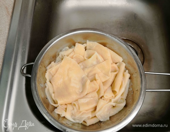 В кипящую воду добавляем половину столовой ложки соли и закидываем квадратики теста. Сколько варить? Как пельмешки. Как только квадраты всплывут — 2–3 минуты. Далее сливаем все через дуршлаг.