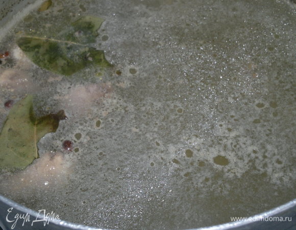 Сердечки положить в кипящую воду, довести до кипения еще раз, снять пену. Добавить в воду душистый перец горошком и лавровый лист. Варить сердечки до готовности. В конце варки немного посолить. Готовые сердечки выложить в миску с небольшим количеством бульона, полностью остудить.