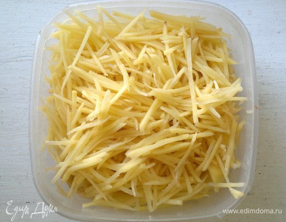 Вскипятить большую кастрюлю воды, картофель почистить, вымыть, обсушить, натереть соломкой на корейской терке.