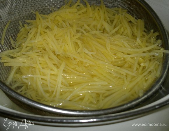 Выложить картофель в дуршлаг и опустить дуршлаг в кастрюлю с кипящей водой. Бланшировать картофель 1–2 минуты. Вынуть картофель и поместить под струю холодной воды. Затем дать полностью воде стечь.