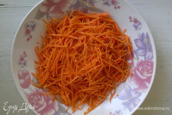 Морковь почистить, вымыть, обсушить. Натереть соломкой на корейской терке.