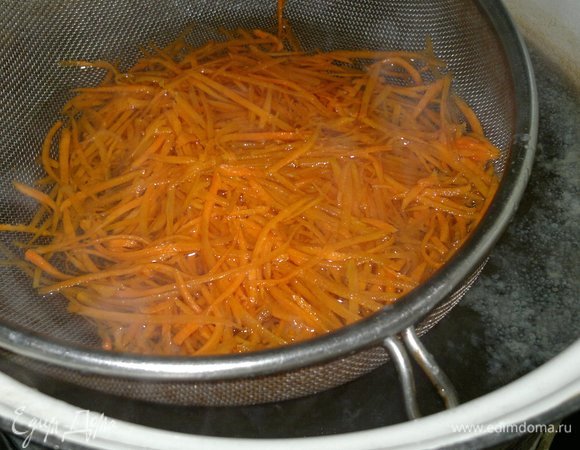 Морковь выложить в дуршлаг и окунуть дуршлаг в кастрюлю с кипящей водой. бланшировать морковь 1 мин. Затем промыть под струей холодной воды. Дать воде полностью стечь.