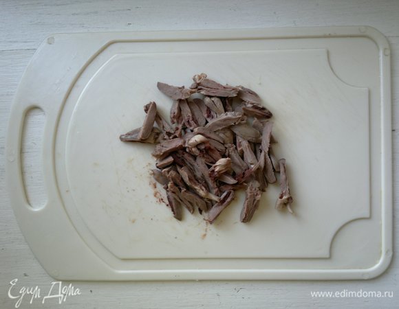 Сердечки вынуть из бульона, нарезать соломкой.