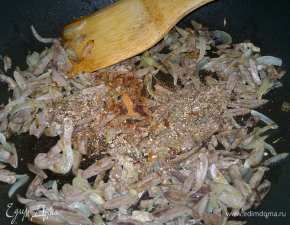 Семена кориандра смолоть в мельничке и добавить в сковороду вместе с красным молотым острым перцем, перемешать. Готовить еще полминуты и выключить огонь.