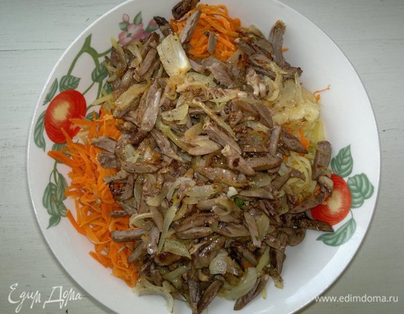 Добавить в миску обжаренные лук и сердечки со специями и маслом. Влить уксус, соевый соус, всыпать сахар и соль по вкусу, перемешать.