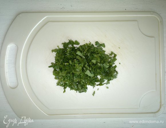 Кинзу вымыть, обсушить, мелко нарезать.