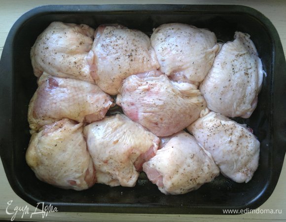 Куриные бедрышки вымыть, обсушить бумажным полотенцем. Противень для запекания смазать 1 ст. л. растительного масла. Бедра посыпать солью, перцем, выложить в противень, сбрызнуть маслом и дать постоять полчаса. По истечении времени поставить противень с бедрами в духовку, разогретую до 180°C, на 20–25 минут.