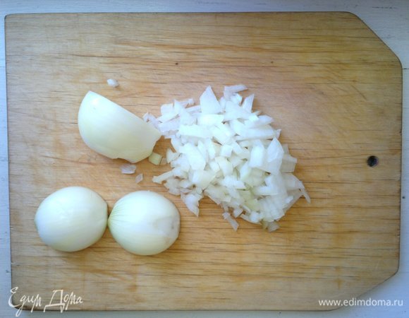 Лук почистить, мелко нарезать.
