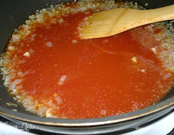 Томатную пасту развести водой. Вылить получившийся томатный сок в сковороду.