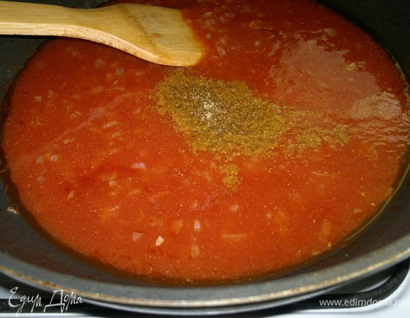 Всыпать хмели-сунели, сахар, соль, перемешать, потушить 5 минут.