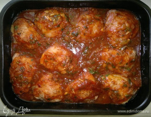 Бедра залить томатной заливкой и поставить в духовку еще на 15–20 минут.