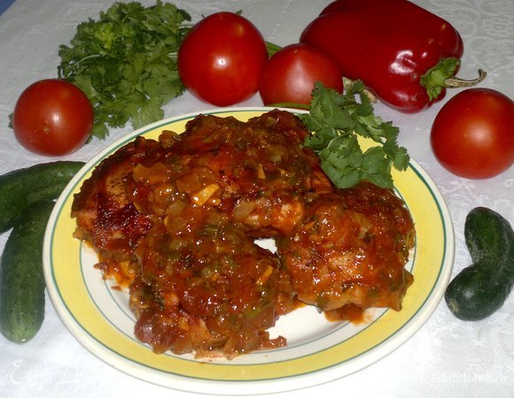 Подавать бедра горячими с любимым гарниром или салатом из свежих овощей. Угощайтесь! Приятного аппетита!