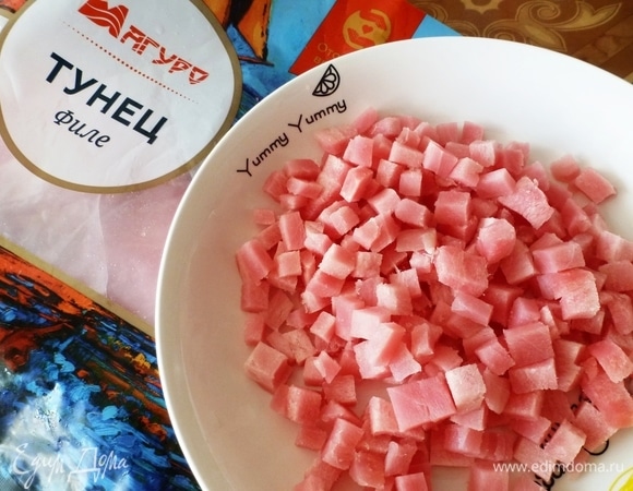 Тунца нарезать небольшими кубиками.