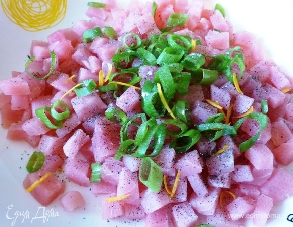 Соединить нарезанный тунец, зеленый лук, сок и цедру апельсина. Посолить и поперчить, полить оливковым маслом.