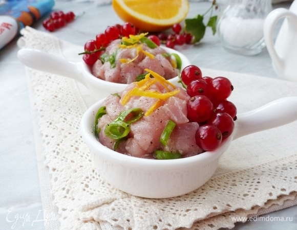 Подавать тартар из тунца с веточкой красной смородины. Приятного аппетита!