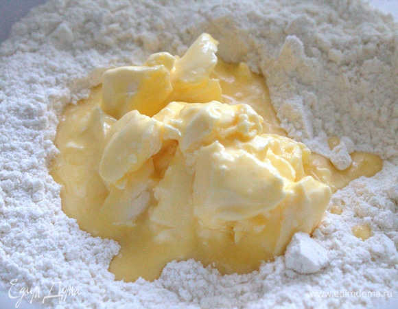 Масло или маргарин достать заранее или слегка размягчить в микроволновке.