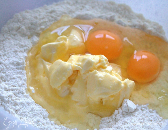 Ввести масло в тесто вместе с яйцами.