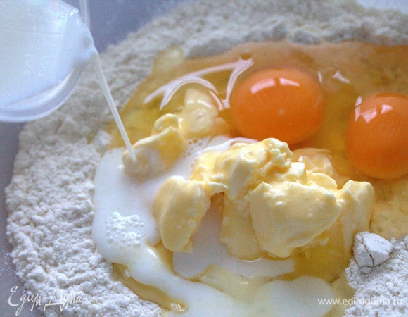 Влить сливки, можно любые.