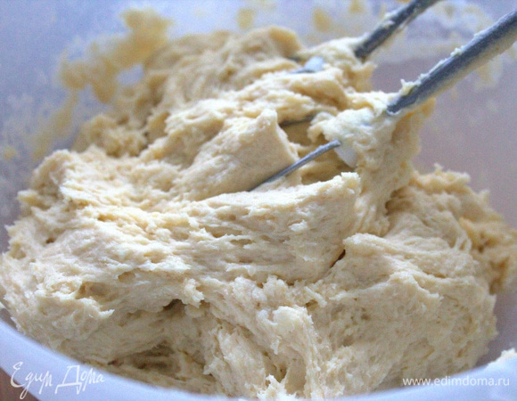 Взбить миксером или ложкой смешать тесто. Тесто мягкое и липкое.
