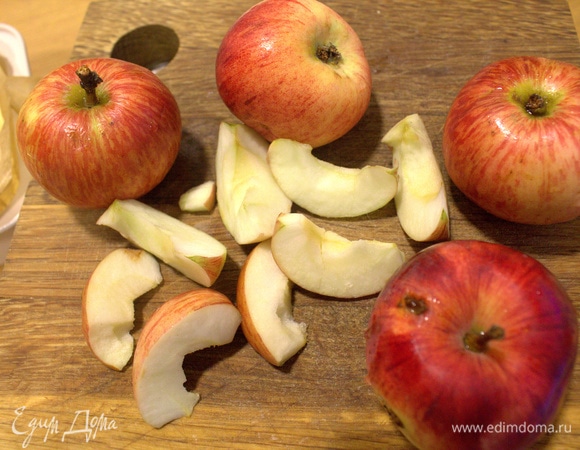 Для начинки очистить от серединки яблоки, кожицу не удаляла.