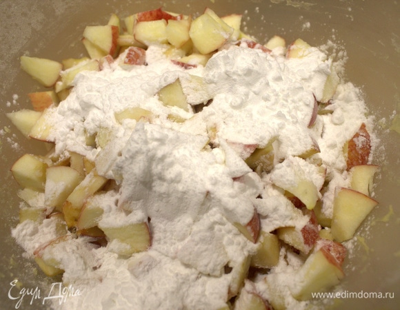 Насыпать крахмал или пудинг ванильный как в оригинале.