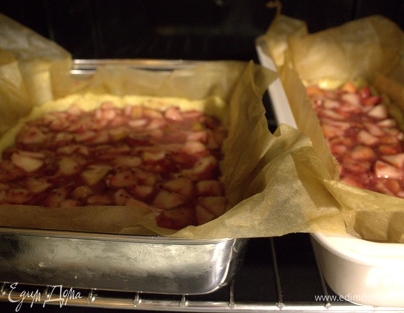 Ставила в разогретую духовку обе формы одновременно.