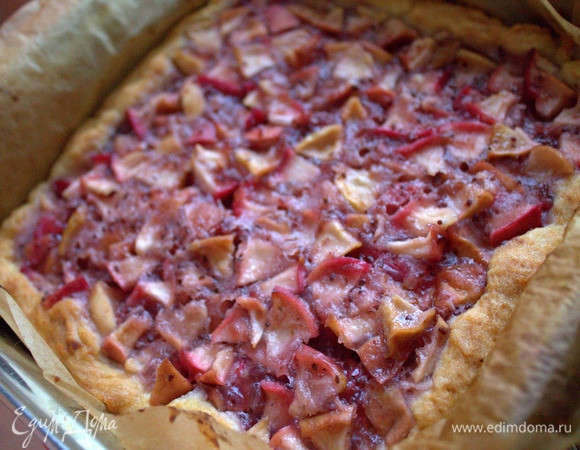 Выпекала при 250°C в электрической духовке, режим «верх-низ» 35 минут. В обычной духовке при 180°C, 30 минут. Я оставляла пироги в остывающей духовке.