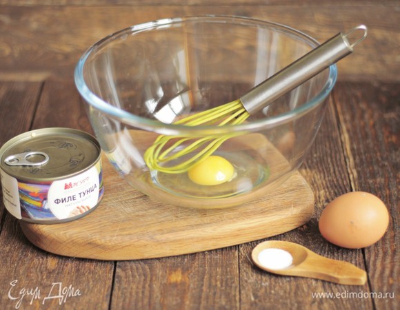 Разбиваем в миску 2 яйца и взбиваем со щепоткой соли до пышности.
