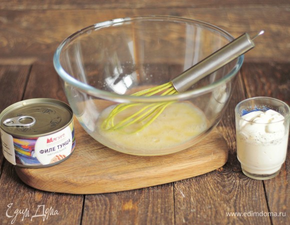 Добавляем сметану и хорошо вымешиваем.