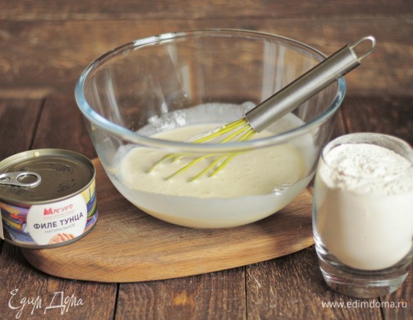 Подсыпаем муку, которую заранее смешали с разрыхлителем. Вымешиваем тесто венчиком. Консистенция, как на оладьи.