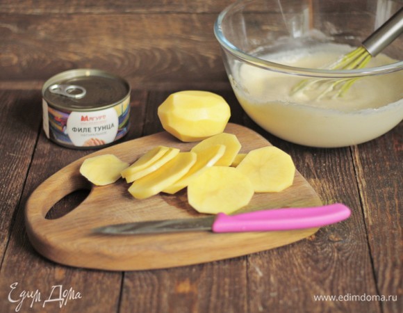 Нарезаем кружками картофель. Толщина с полсантиметра.