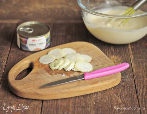 Тонко нарезаем лук.