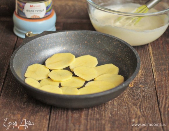 Форму смазываем растительным маслом и выкладываем слой картофеля.