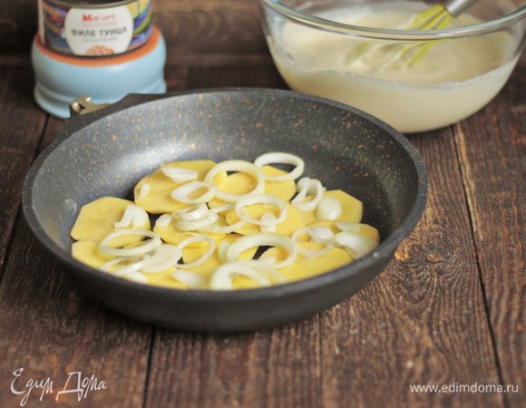 Далее — слой лука. На этом этапе можно начинку посолить и поперчить по вкусу.