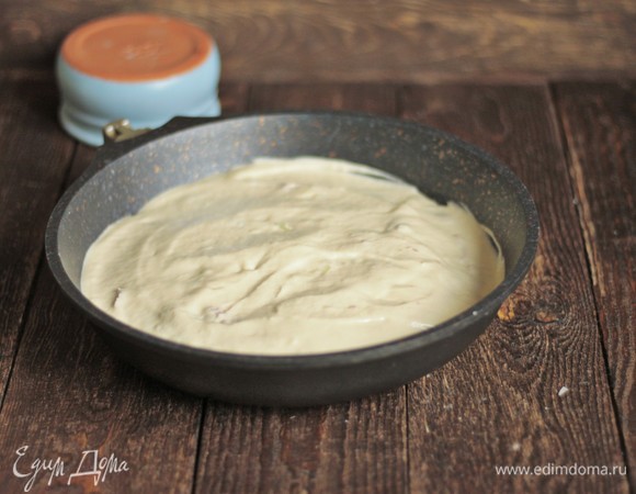 Заливаем начинку тестом и отправляем в разогретую до 180°C духовку на 35–40 минут.