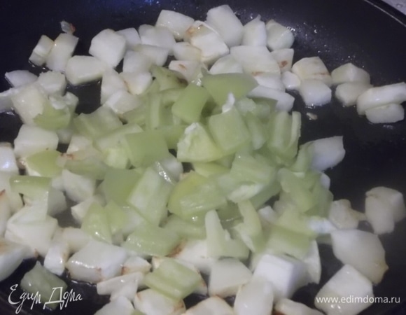 Кабачок почистить, нарезать. На сильном огне обжарить с растительным маслом до золотистого цвета. Добавить нарезанный болгарский перец. Продолжать жарить до изменения цвета перца.